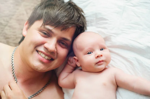 Jeune papa avec un bébé — Photo