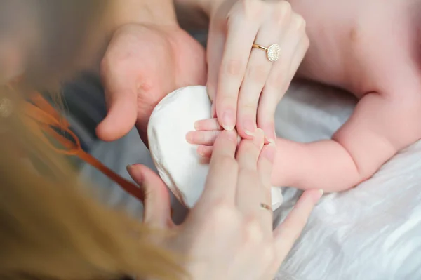 Yeni doğmuş bir bebek kolları kalıp