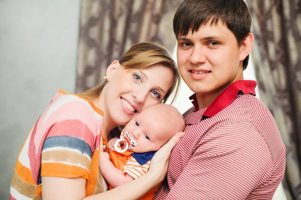 Keluarga muda dengan bayi — Stok Foto
