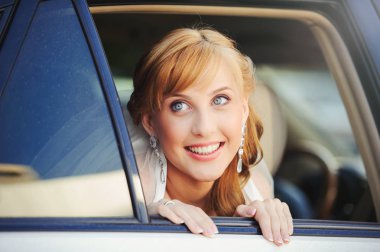 Arabadaki mutlu kadın.