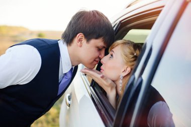 Arabada kocasıyla mutlu kadın