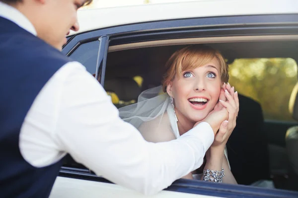 Happy woman with husband in the car — Stock Photo, Image