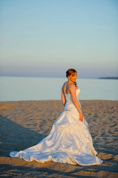 Krásná nevěsta modrooký stojící — Stock fotografie