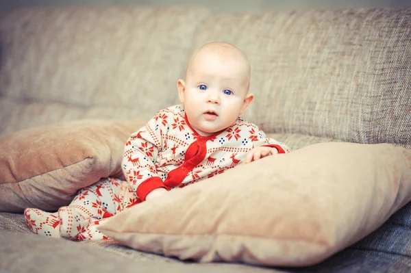 Blå-eyed baby på soffan — Stockfoto