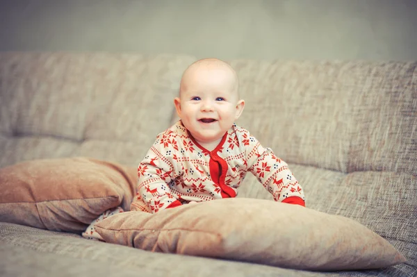 Голубоглазый ребенок на диване — стоковое фото