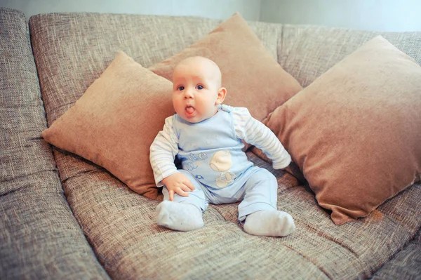 Blå-eyed baby på soffan — Stockfoto