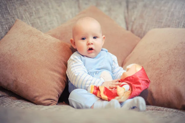 Blå-eyed baby på soffan — Stockfoto