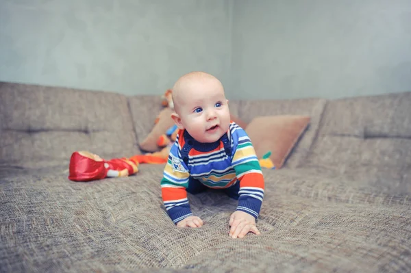 Kék szemű baba a kanapén — Stock Fotó