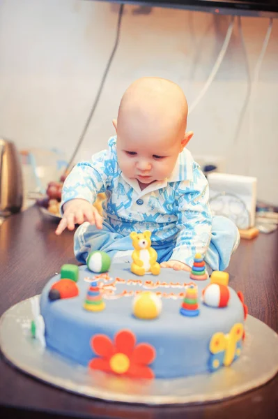 Dítě s dortem — Stock fotografie