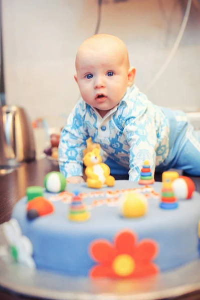 Bebé con un pastel —  Fotos de Stock