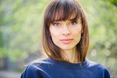 Bahar güneşli güzel bir kadın portresi