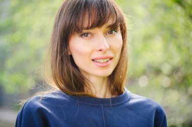 Bahar güneşli güzel bir kadın portresi