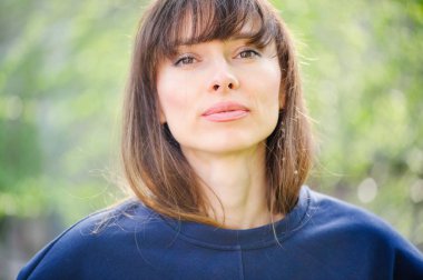 Bahar güneşli güzel bir kadın portresi