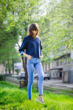 Bahar güneşi mavili güzel bir kadının