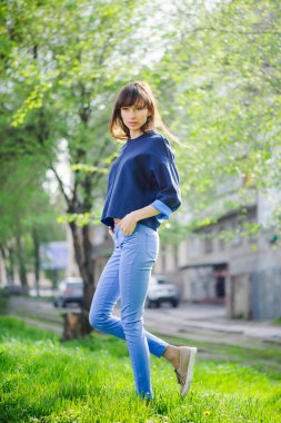 Bahar güneşi mavili güzel bir kadının