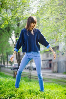 Bahar güneşi mavili güzel bir kadının