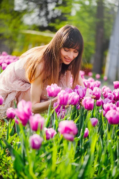 Mulher bonita em um campo de tulipas — Fotografia de Stock