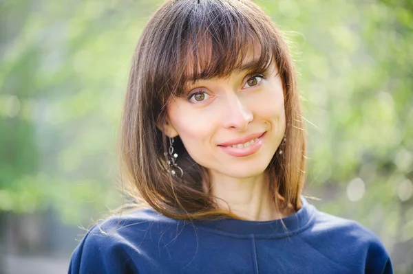 Bahar güneşli güzel bir kadın portresi