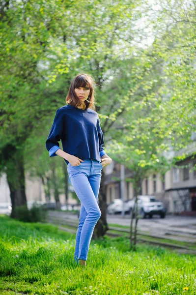 Sol de primavera de uma mulher bonita em azul — Fotografia de Stock