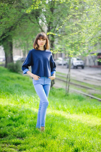 Frühlingssonne einer schönen Frau in Blau — Stockfoto