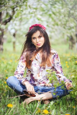 bir kiraz bahçesinde oturan kadın