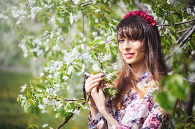 bir kiraz bahçesinde oturan kadın