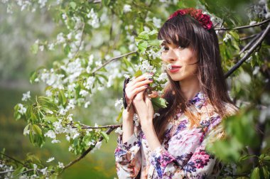 bir kiraz bahçesinde oturan kadın