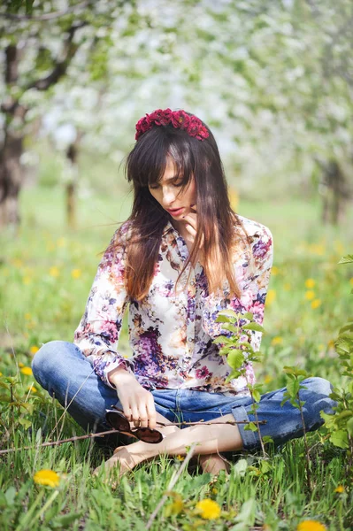 Mujer descansando en un jardín de cerezos —  Fotos de Stock