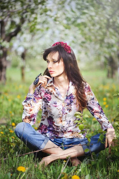 Bir kiraz bahçesinde oturan kadın — Stok fotoğraf
