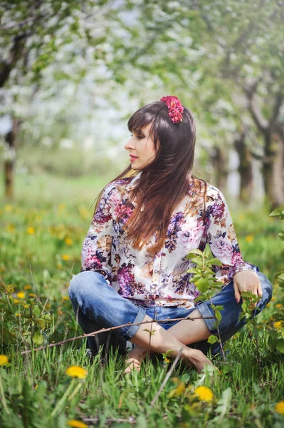 Mulher descansando em um jardim de cereja — Fotografia de Stock
