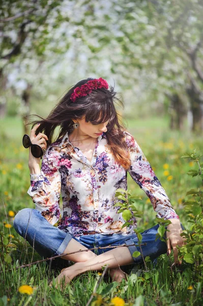 Frau ruht sich im Kirschgarten aus — Stockfoto