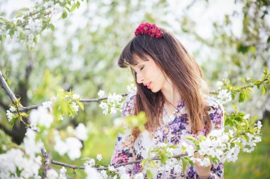 bir kiraz bahçesinde oturan kadın