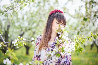 bir kiraz bahçesinde oturan kadın