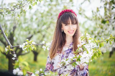 bir kiraz bahçesinde oturan kadın