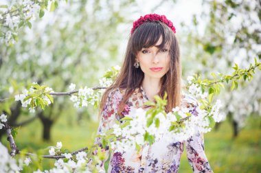 bir kiraz bahçesinde oturan kadın