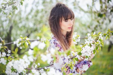 kadın bir kiraz bahçesinde