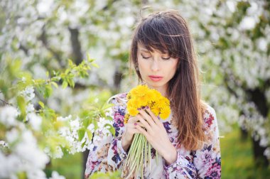 kadın bir kiraz bahçesinde