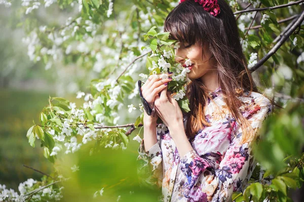 Frau ruht sich im Kirschgarten aus — Stockfoto