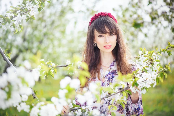 벚꽃 정원에서 휴식 하는 여자 — 스톡 사진