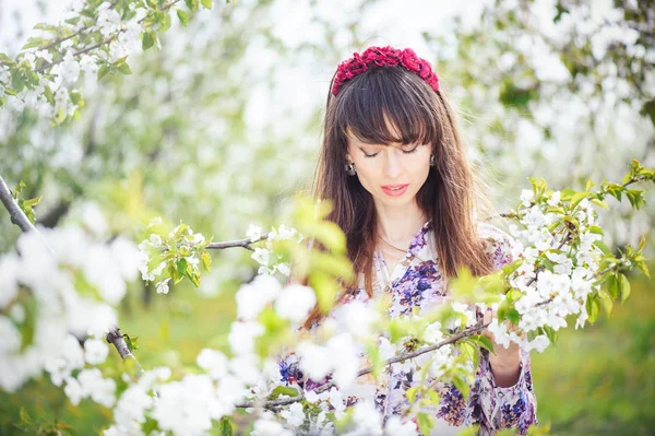 bir kiraz bahçesinde oturan kadın