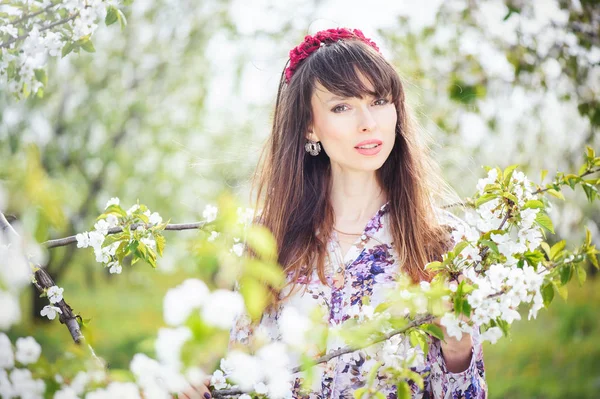 bir kiraz bahçesinde oturan kadın