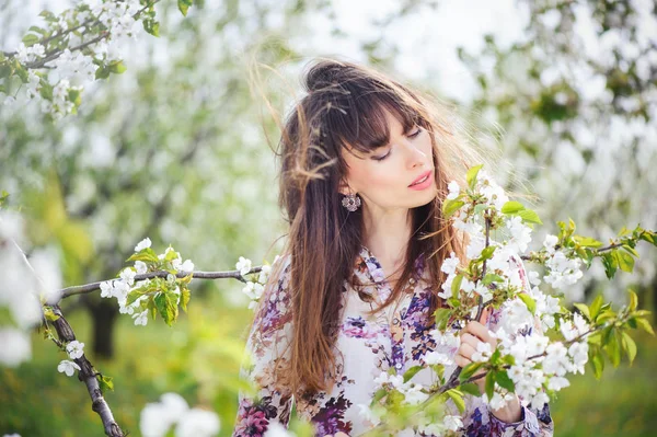 kadın bir kiraz bahçesinde