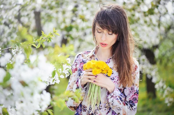 kadın bir kiraz bahçesinde