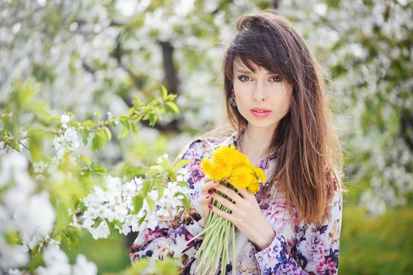 kadın bir kiraz bahçesinde