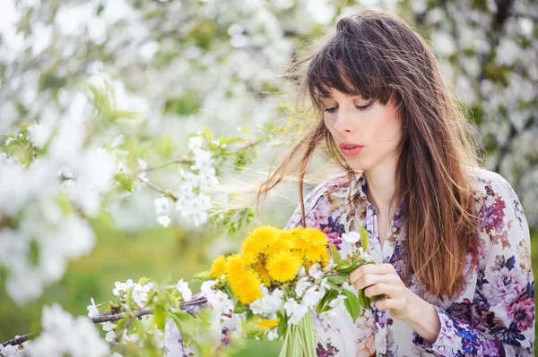 kadın bir kiraz bahçesinde