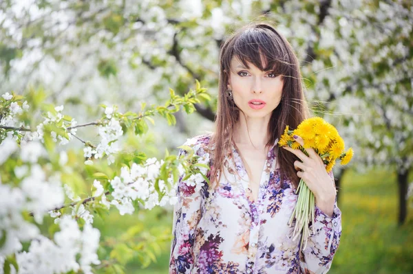 kadın bir kiraz bahçesinde