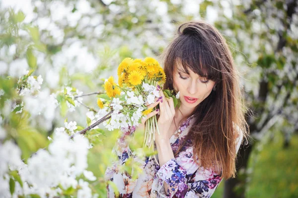 Mujer en un jardín de cerezos — Foto de Stock