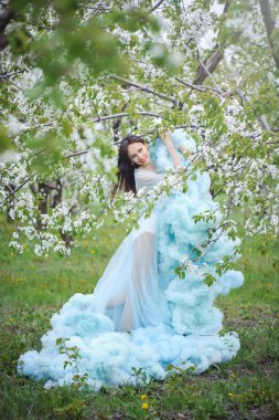 kadın bir kiraz bahçesinde