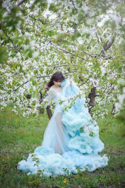 kadın bir kiraz bahçesinde