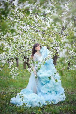 kadın bir kiraz bahçesinde